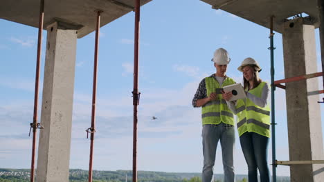 Gerente-De-Construcción-E-Ingeniero-Trabajando-En-El-Sitio-De-Construcción.